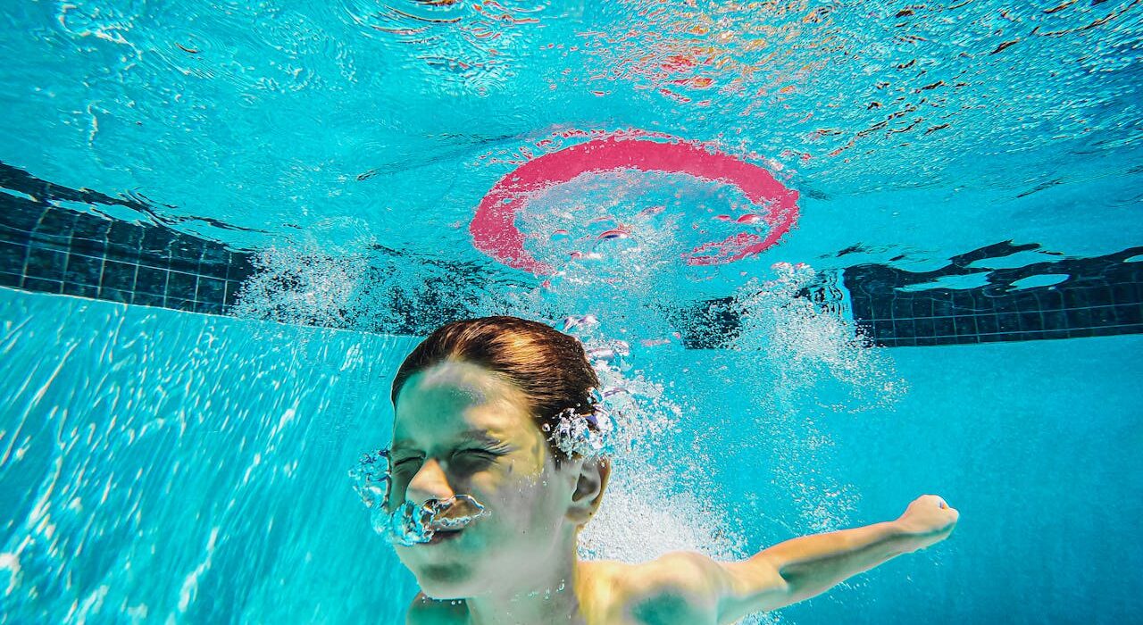 Rodzinny hotel z basenem jako forma wypoczynku dla różnych grup wiekowych